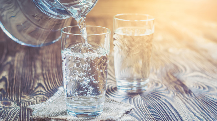 Karaffe füllt Wasserglas